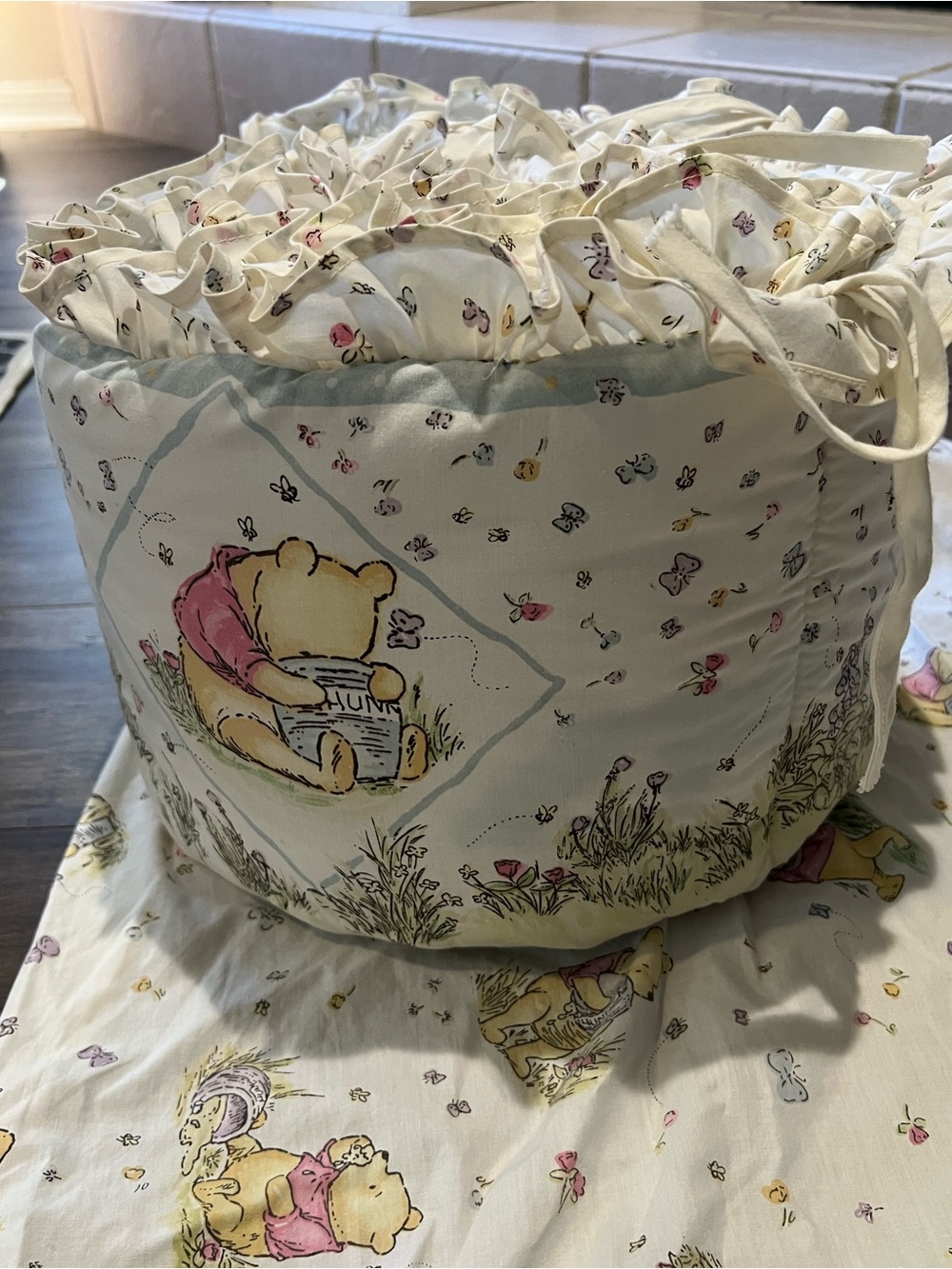 Vintage 1997 beige pink Disney Winnie The Pooh baby crib sheet & ruffled bumper - Picture 3 of 10